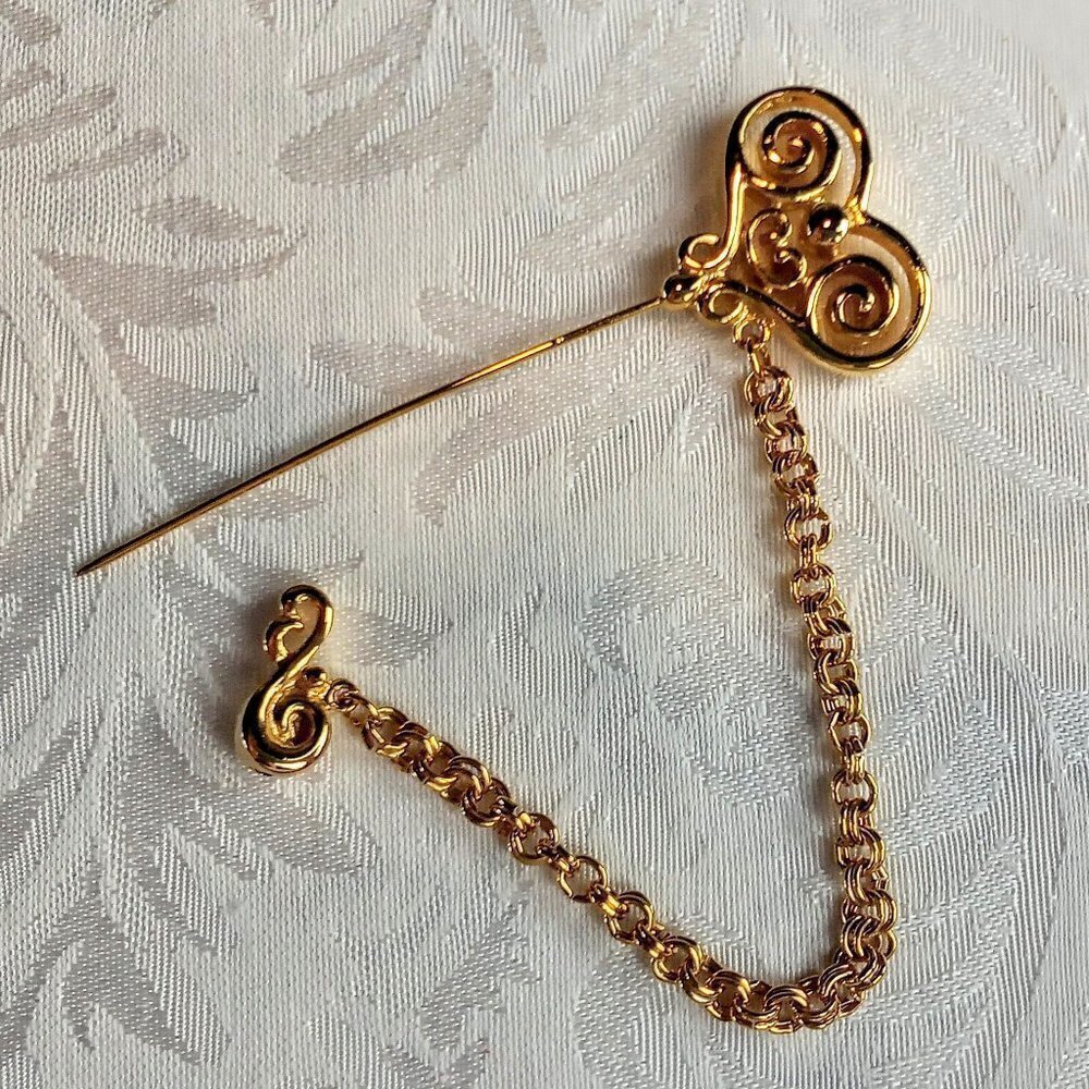 Gold Swirl Stick Pin with Musical Clef Chain Drop